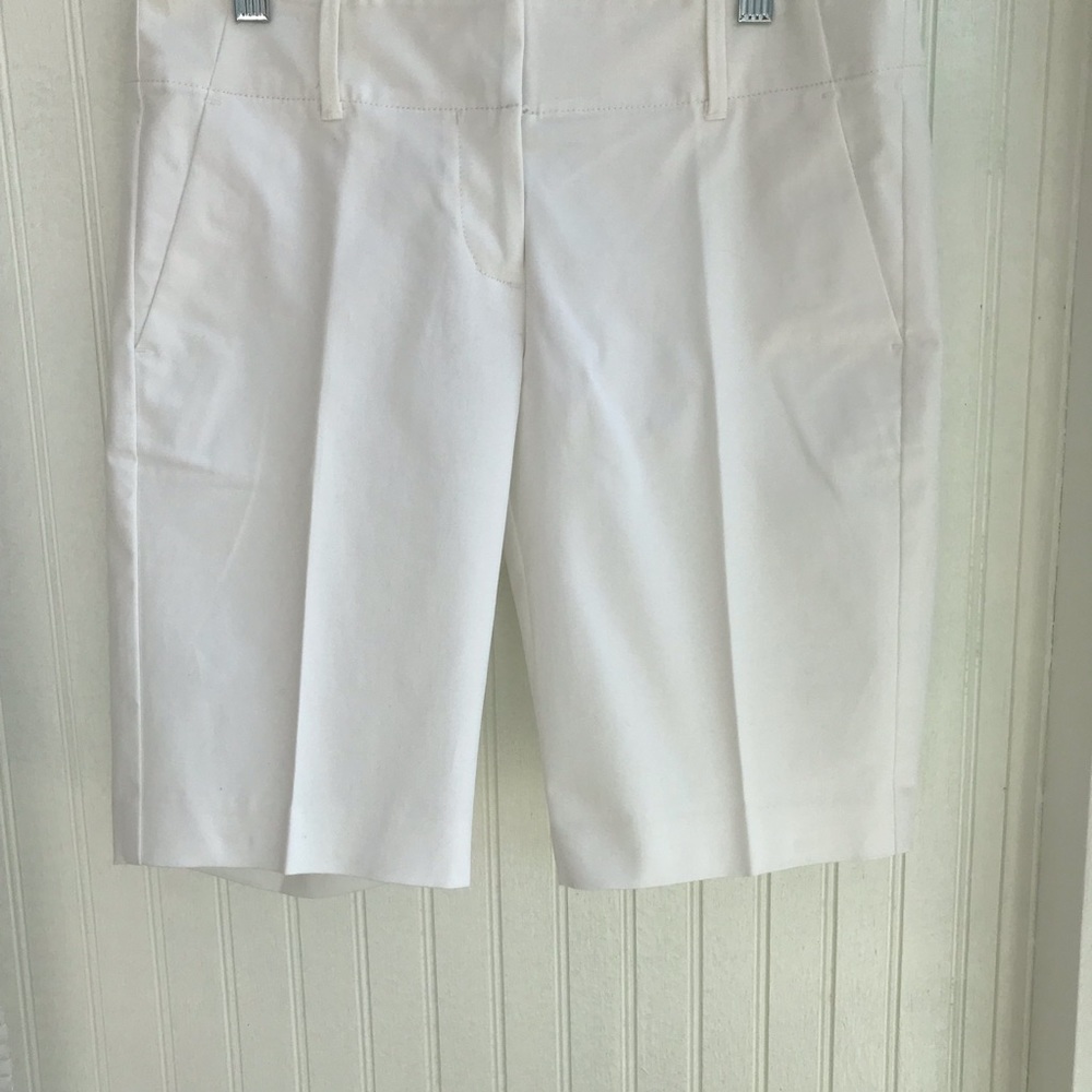 Ann Taylor Shorts size 2P Y2K white 97%Cotton 3%Spandex waist 30” inseam 10”